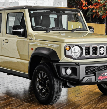 suzuki jimny nomade รุ่น 5 ประตู สเปกญี่ปุ่น สีครีม Two-Tone / Metallic Chiffon Ivory มุมหน้ารถเฉียงขวา